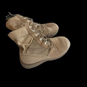 Vibram hot combat boot fit men 4, women 6-6.5